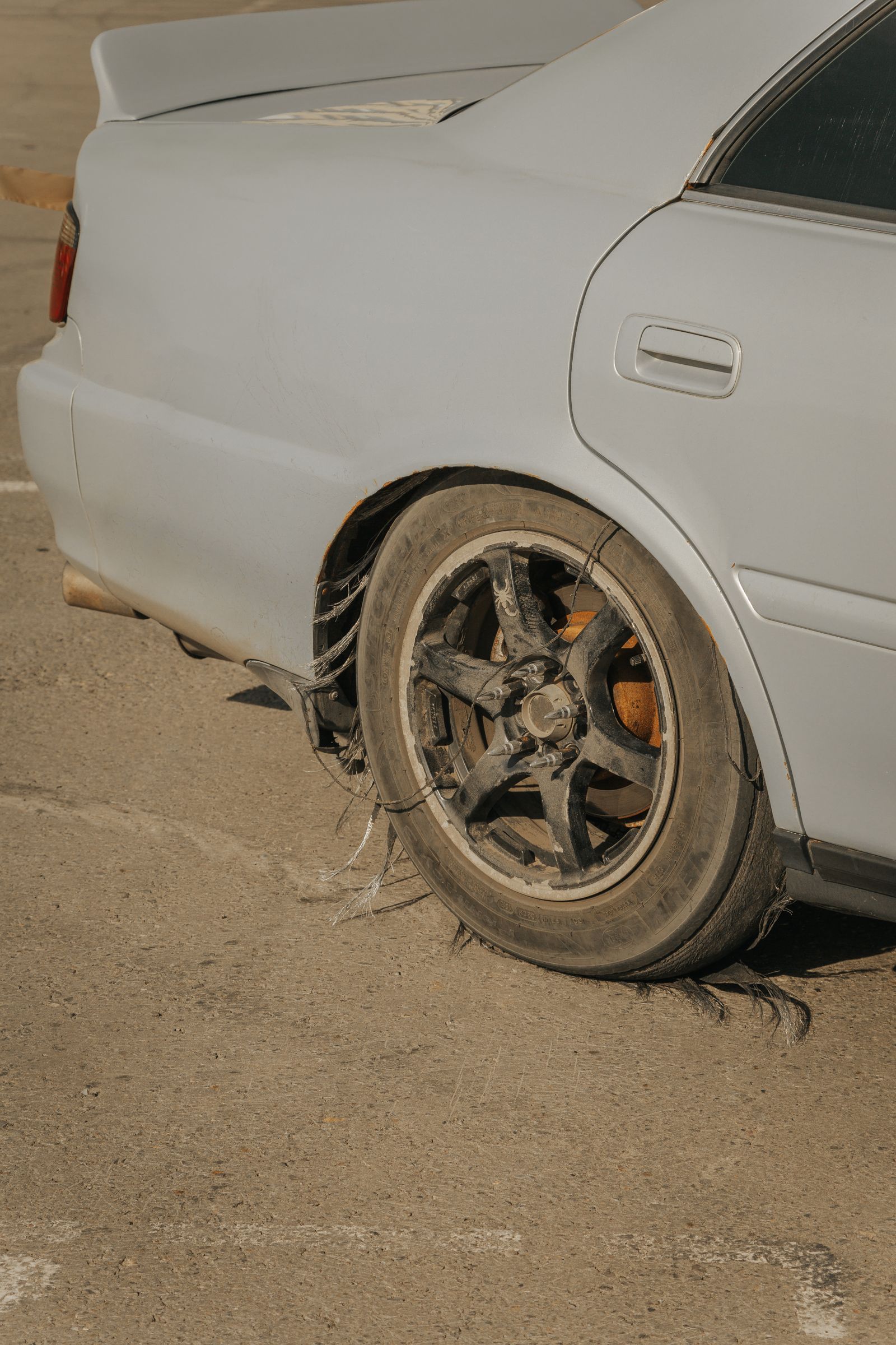 Severely damaged tyre that must be replaced